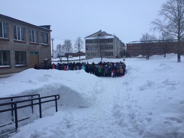Эвакуация школы в Нефтекамске 1.jpg